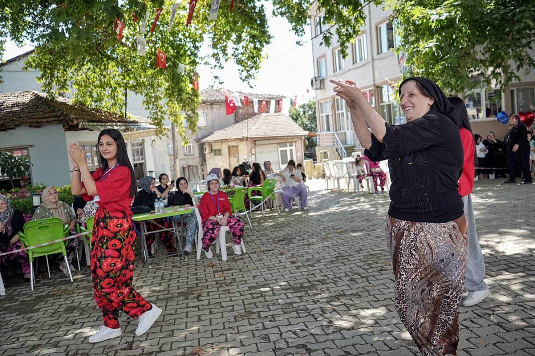 Erkeklere sokağa çıkma yasağı: Kadınlar yönetimi ele geçirdi! Kahvehaneler bile onlara emanet 19